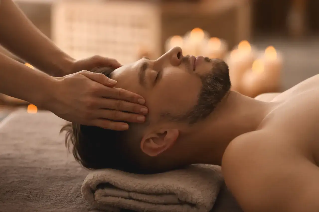 Mężczyzna relaksujący się w spa