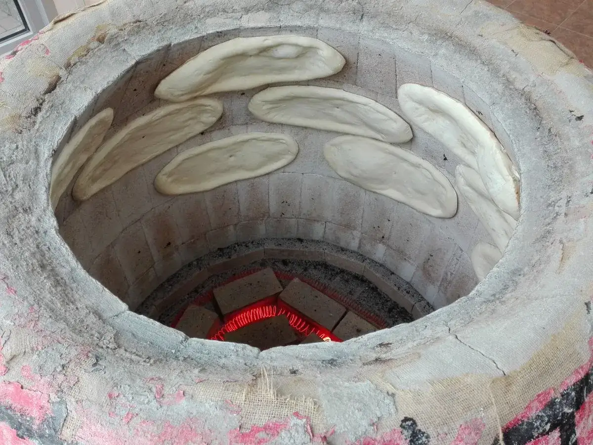 Chleb gruziński w piecu tandoor. Pyszne, świeże wypieki, których kcal nie są tak ważne jak smak.