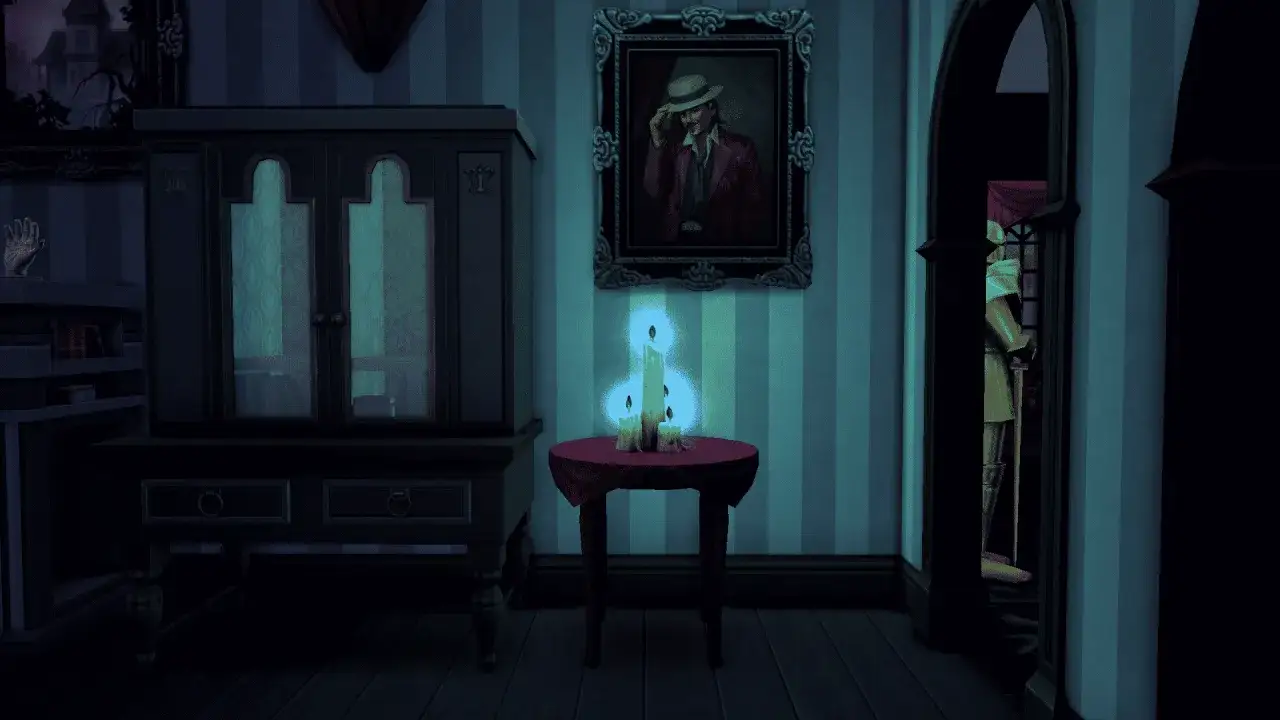 W The Sims 4 nawiedzony dom, świece na stoliku rzucają niepokojące światło. W tle widać zbroję i tajemniczy portret.