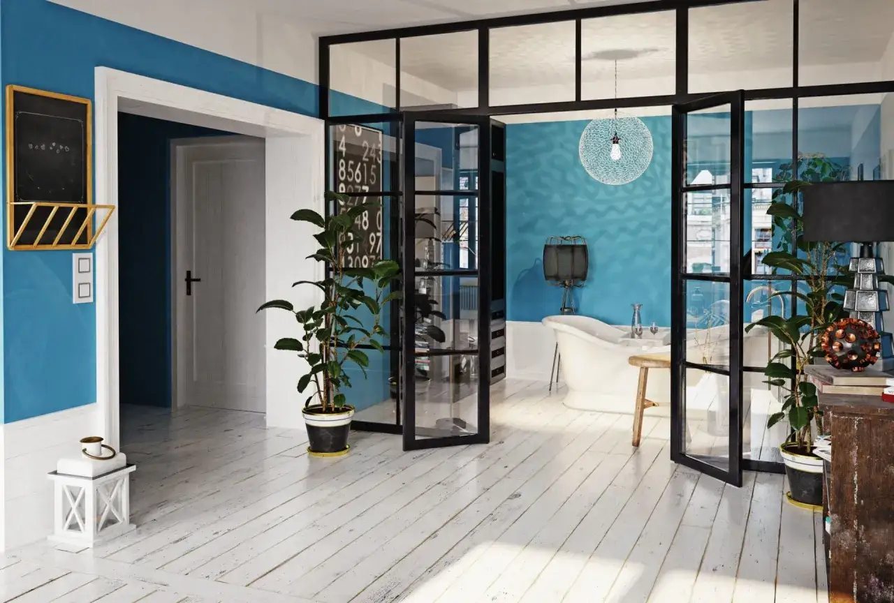 Un baño moderno con una pared de cristal que revela una bañera exenta y una pared azul vibrante.