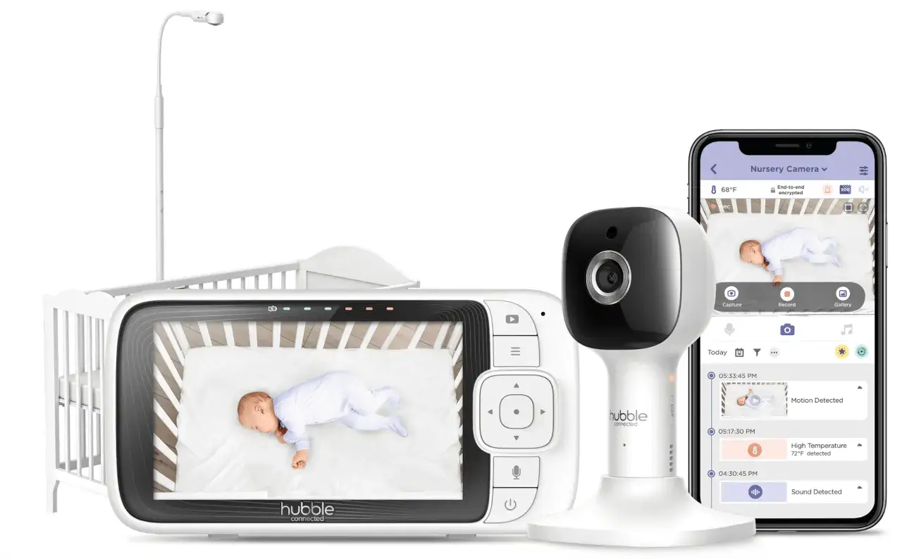 Ein Babyphone-Set mit Kamera, Monitor und Handy-App. Der Monitor zeigt ein schlafendes Baby im Bett.