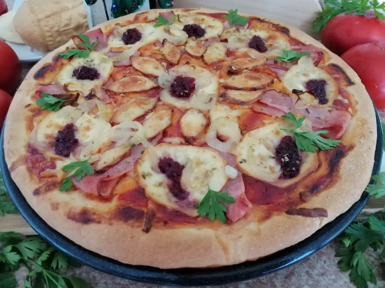 Pizza z oscypkiem i żurawiną