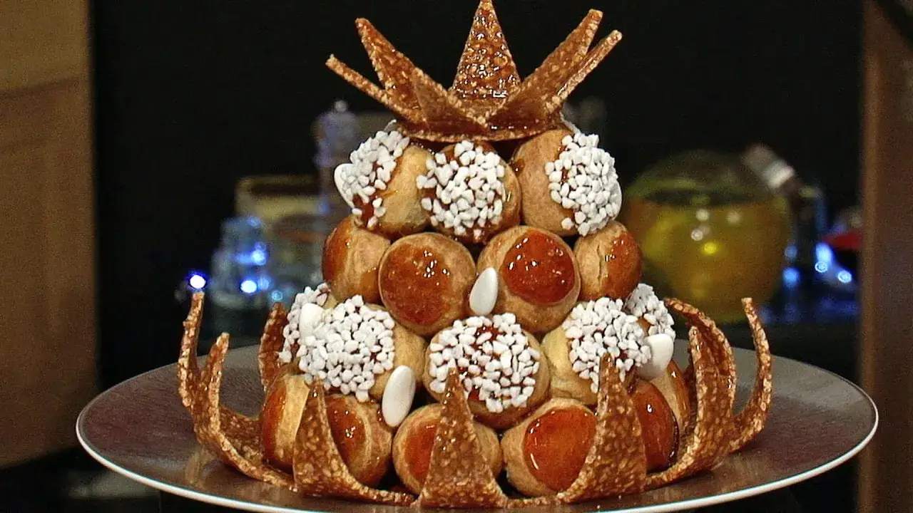 Magnifique pièce montée en forme de pyramide, ornée de choux caramélisés et de perles de sucre, surmontée d'une couronne croquante.