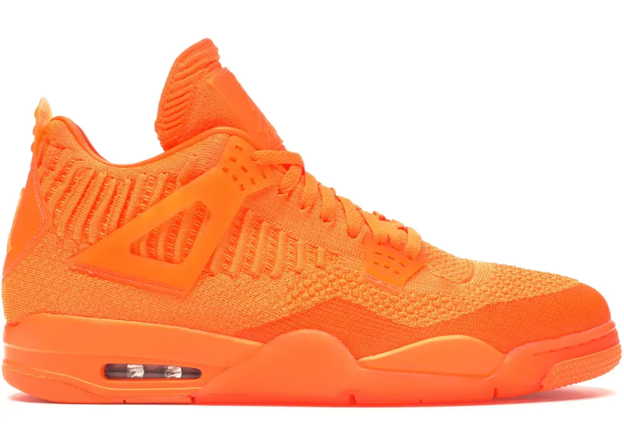 Scarpa Jordan 4 arancione brillante, con tomaia in maglia e dettagli in gomma. Perfetta per chi ama farsi notare.