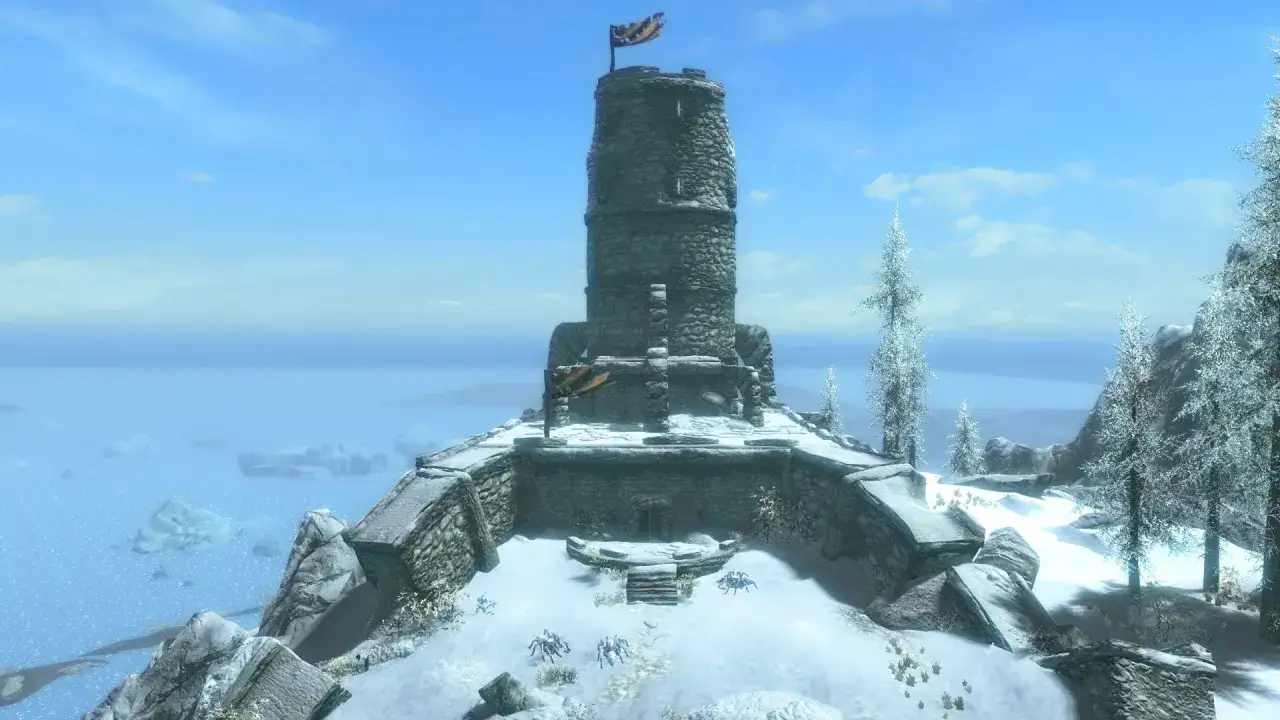 Śnieżna forteca na skale, z flagą na szczycie wieży. To prawdziwy **skyrim koszmar na jawie**, gdzie czają się pająki.