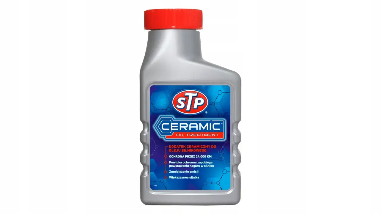 Butelka dodatku do oleju STP Ceramic Oil Treatment z czerwonym korkiem. Zapewnia ochronę silnika, zapobiega nagarom i zwiększa moc.
