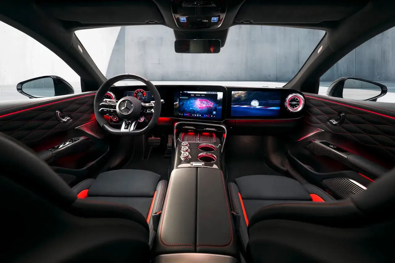 Wnętrze sportowego AMG GT 4 Door z czerwonymi akcentami i nowoczesnymi ekranami.