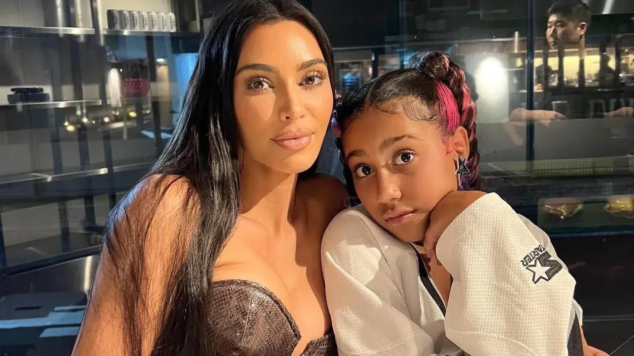 Kim Kardashian med ett av sina kim kardashian barn, dottern North West, med rosa slingor i h&aring;ret.
