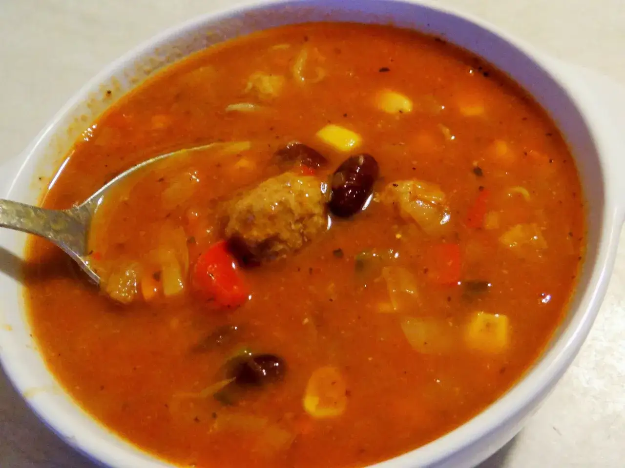 Aksamitna zupa meksykańska z fasolą, kukurydzą i kawałkami mięsa. Idealne jakie przyprawy do zupy meksykańskiej? Papryka, kumin i chili!
