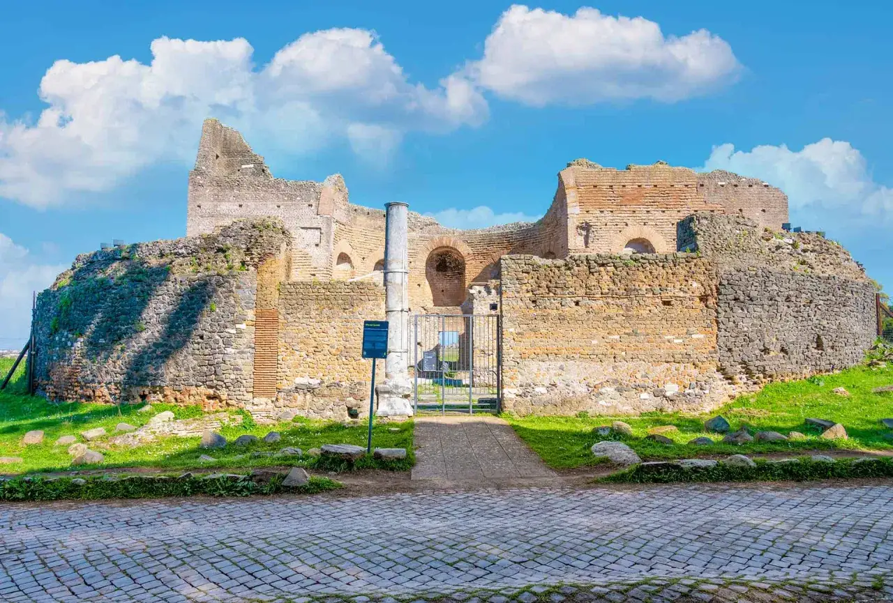 Vestiges d'une ancienne construction romaine, peut-&ecirc;tre une villa ou un complexe thermal, pr&egrave;s d'une voie romaine &agrave; Rome.