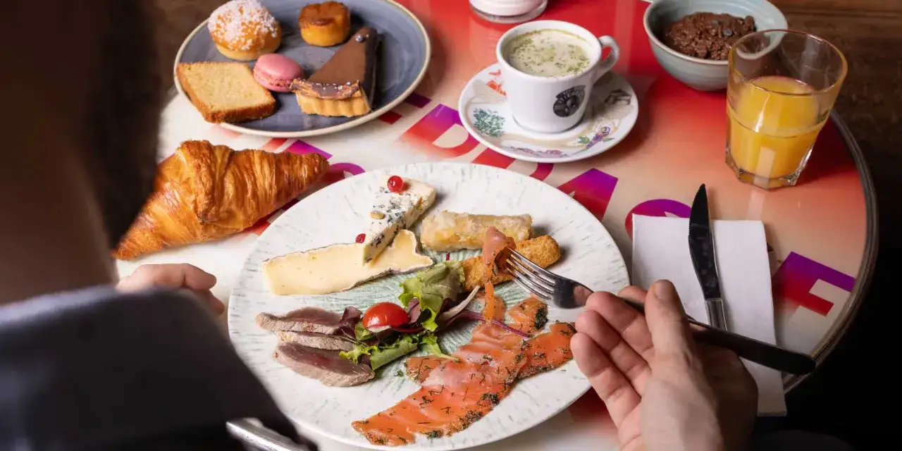 Un brunch copieux avec saumon fum&eacute;, viandes, fromages, viennoiseries et p&acirc;tisseries. Le prix d'un brunch par personne est raisonnable pour cette vari&eacute;t&eacute;.
