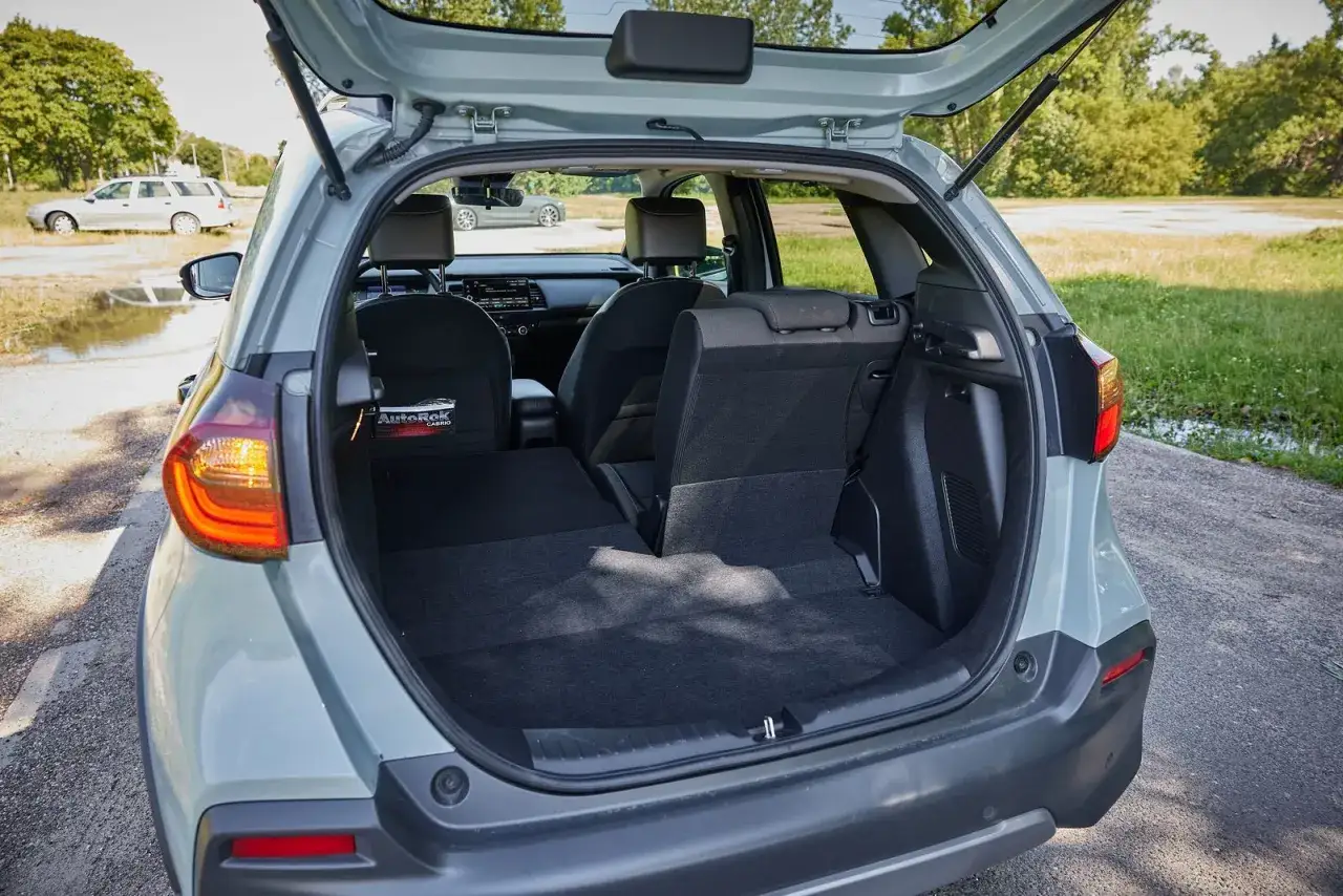 Honda Jazz Crosstar z rozłożonymi tylnymi siedzeniami, tworzącymi dużą przestrzeń bagażową. Idealny na wakacyjne wyjazdy.
