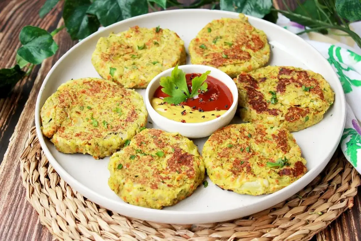 Deliciosas hamburguesas de br&oacute;coli, doradas y tiernas, servidas con k&eacute;tchup y mostaza.