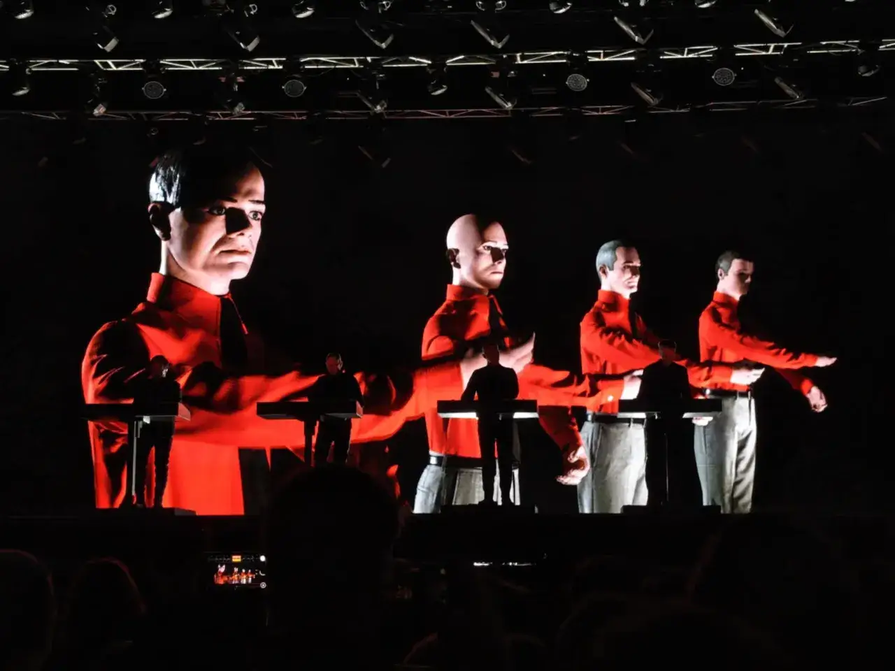 Roboty na scenie podczas koncertu. To część ich światowego tournee, co to za widok!