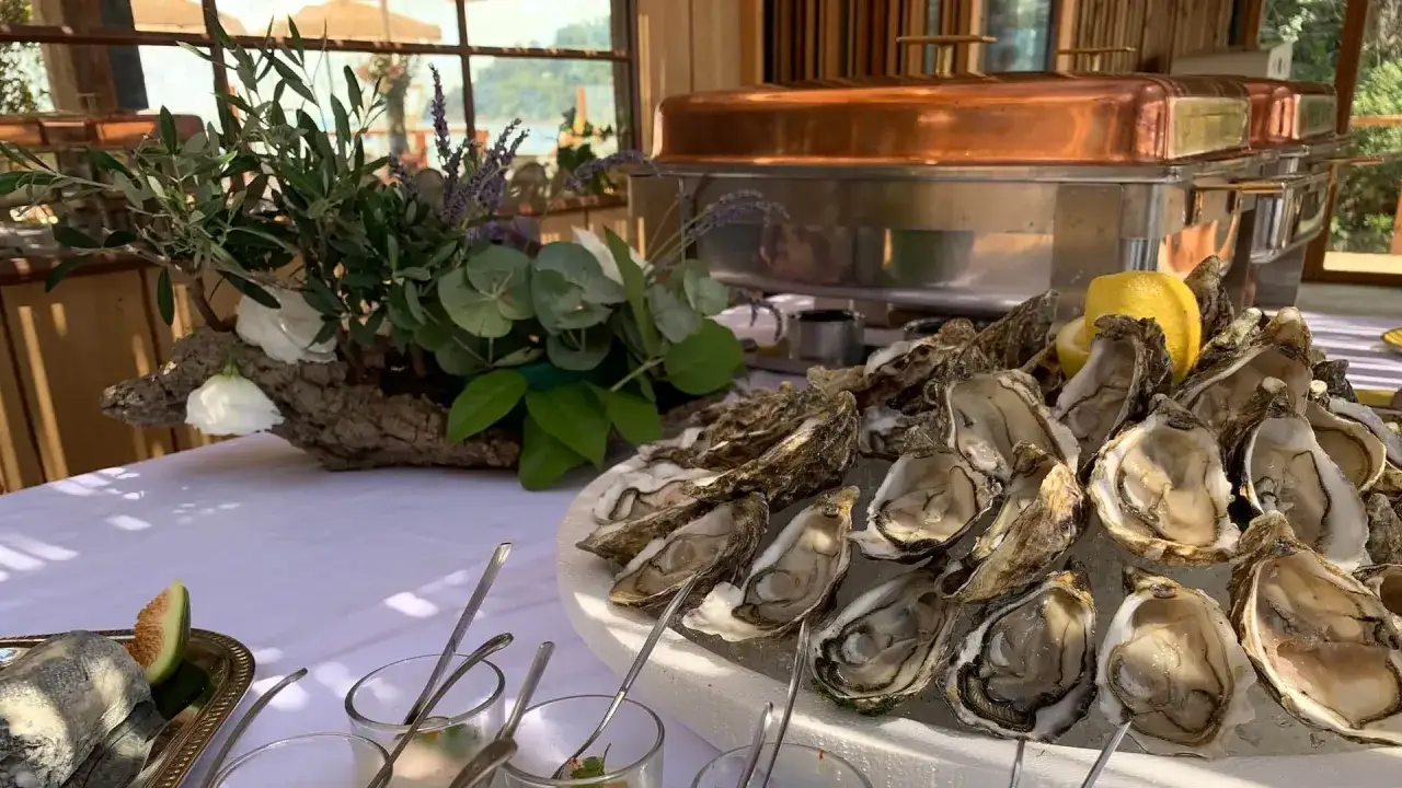 Plateau d'huîtres fraîches, un délice pour l'entrée d'un mariage repas. Un buffet élégant avec des garnitures naturelles.