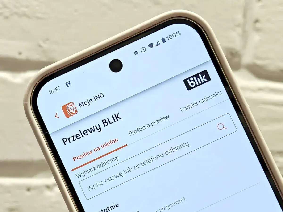Ekran telefonu z aplikacją bankową. Widoczny komunikat 