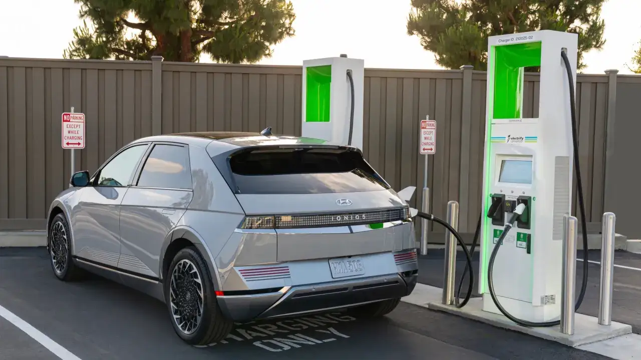 Srebrny Hyundai Ioniq 5 podłączony do ładowarki Electrify America.