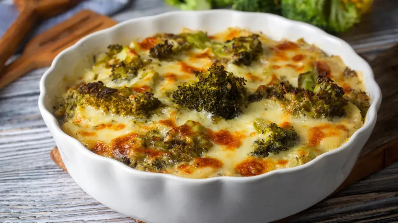 Ein köstlicher Blumenkohl Brokkoli Auflauf mit geschmolzenem Käse, bereit zum Servieren.