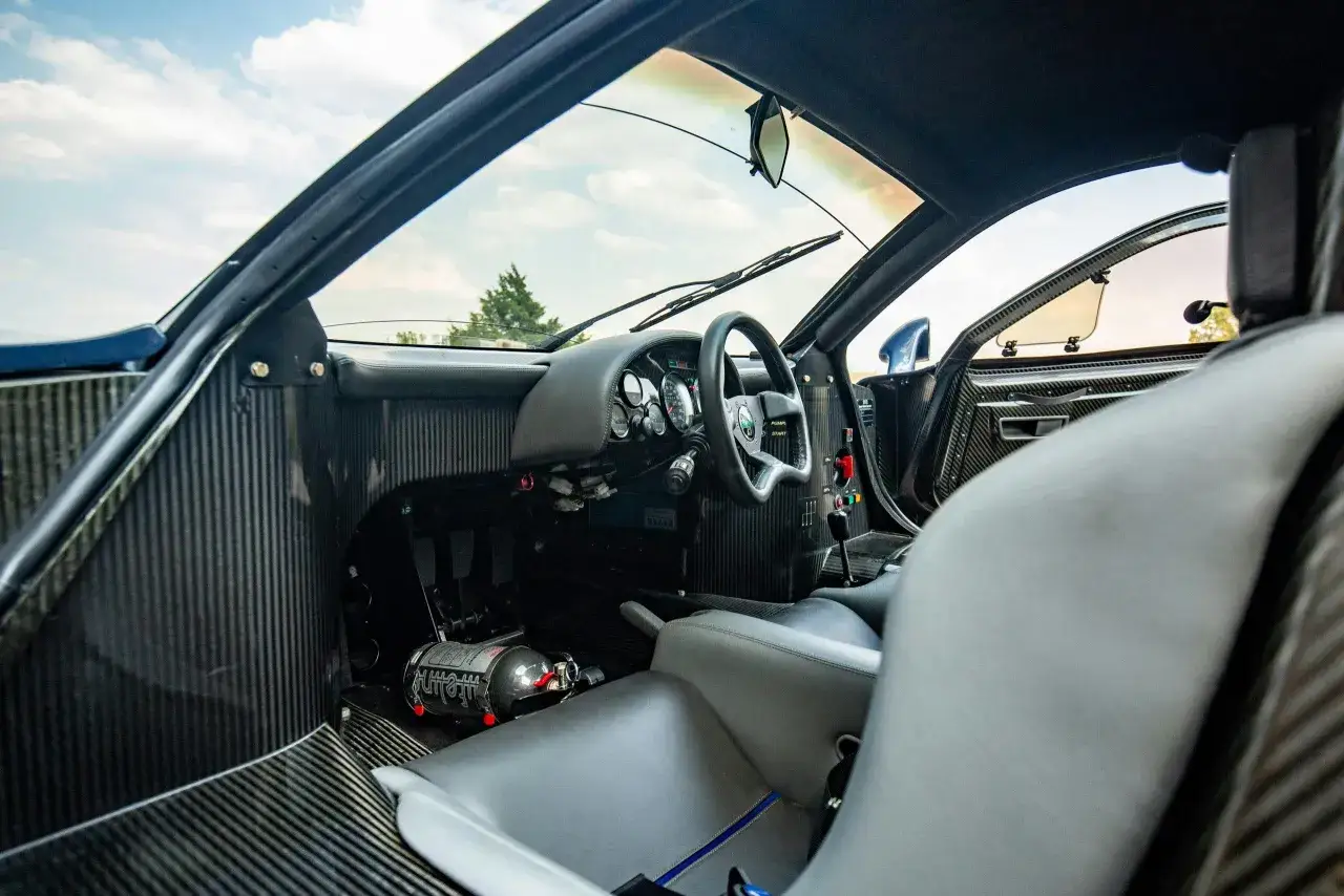 Das Cockpit des seltenen Jaguar XJR-15 mit seinen Rennsitzen, dem Schaltgetriebe und dem Feuerl&ouml;scher.