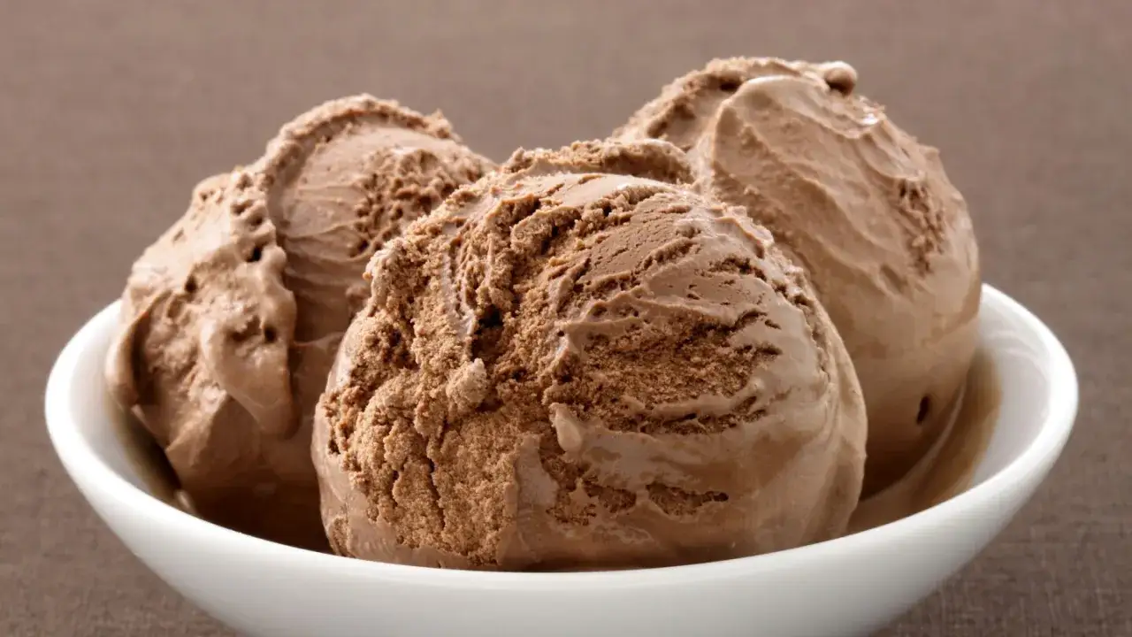 Tres generosas bolas de helado de chocolate en un cuenco blanco. ¡Qué delicia!