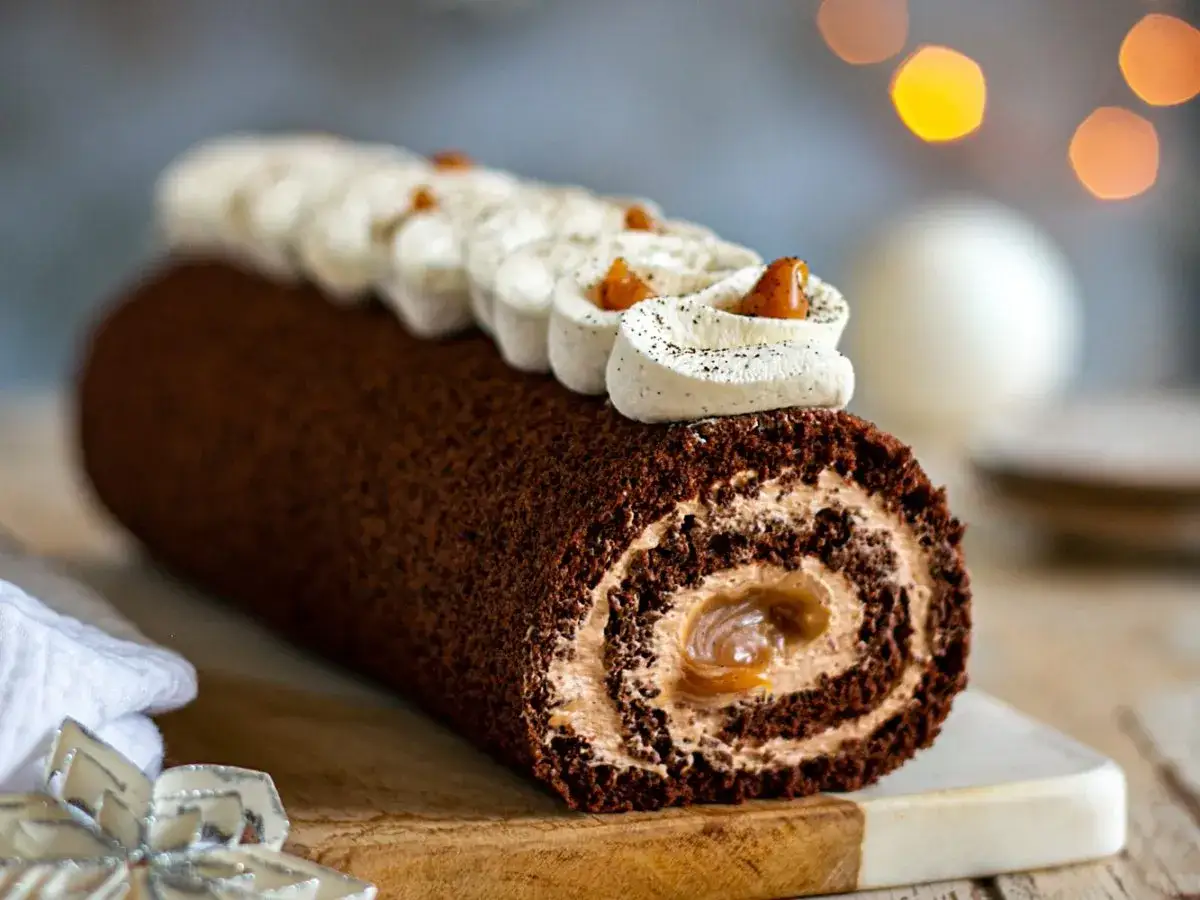 B&ucirc;che de No&euml;l au chocolat, garnie de cr&egrave;me onctueuse et d'un c&oelig;ur coulant. Une recette g&eacute;noise b&ucirc;che moelleuse parfaite pour les f&ecirc;tes.