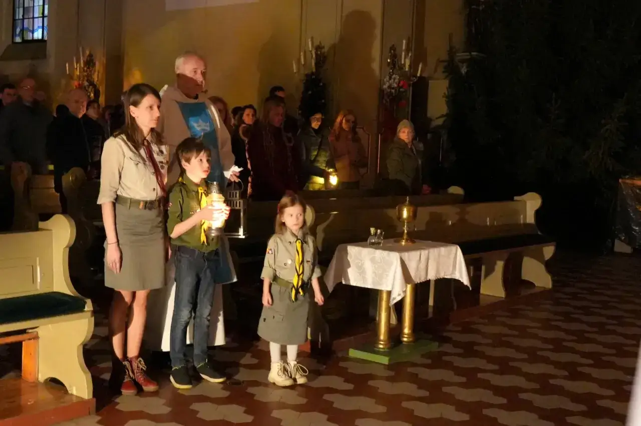 Dzieci i dorosli w kosciele, czekaja. Oto Pan Bog przyjdzie.