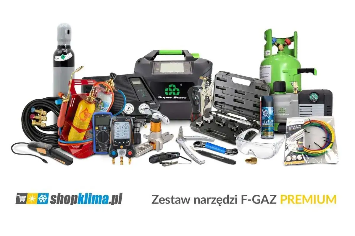 Zestaw narzędzi do samodzielnego montażu klimatyzacji: manometry, butle z czynnikiem, palnik, klucze, okulary ochronne.