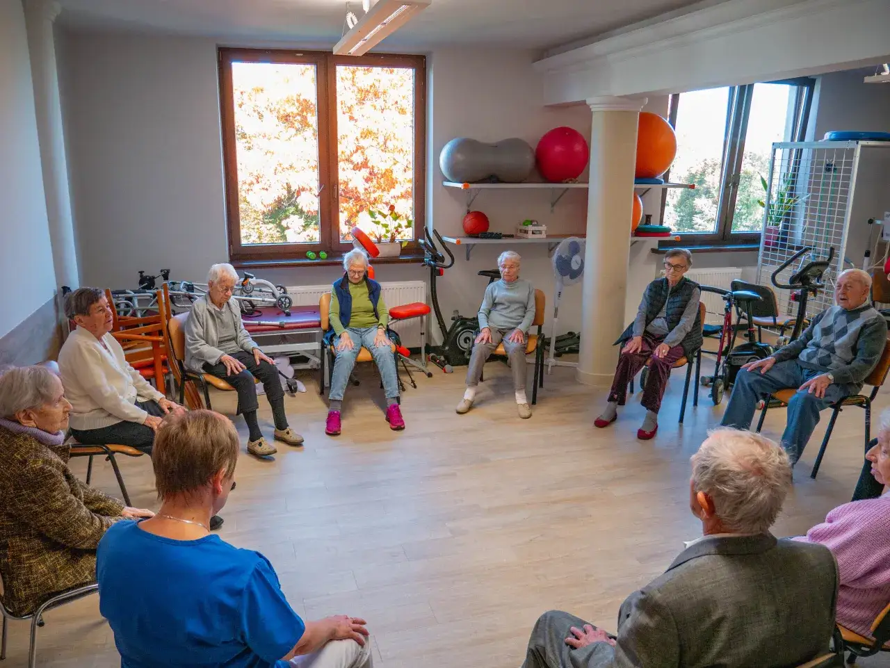 rehabilitacja seniora w domu opieki