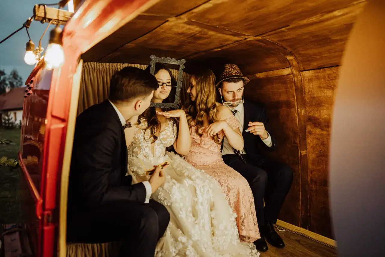 Goście po kościele, by zająć czas przed obiadem, bawią się w fotobudce, tworząc zabawne wspomnienia.
