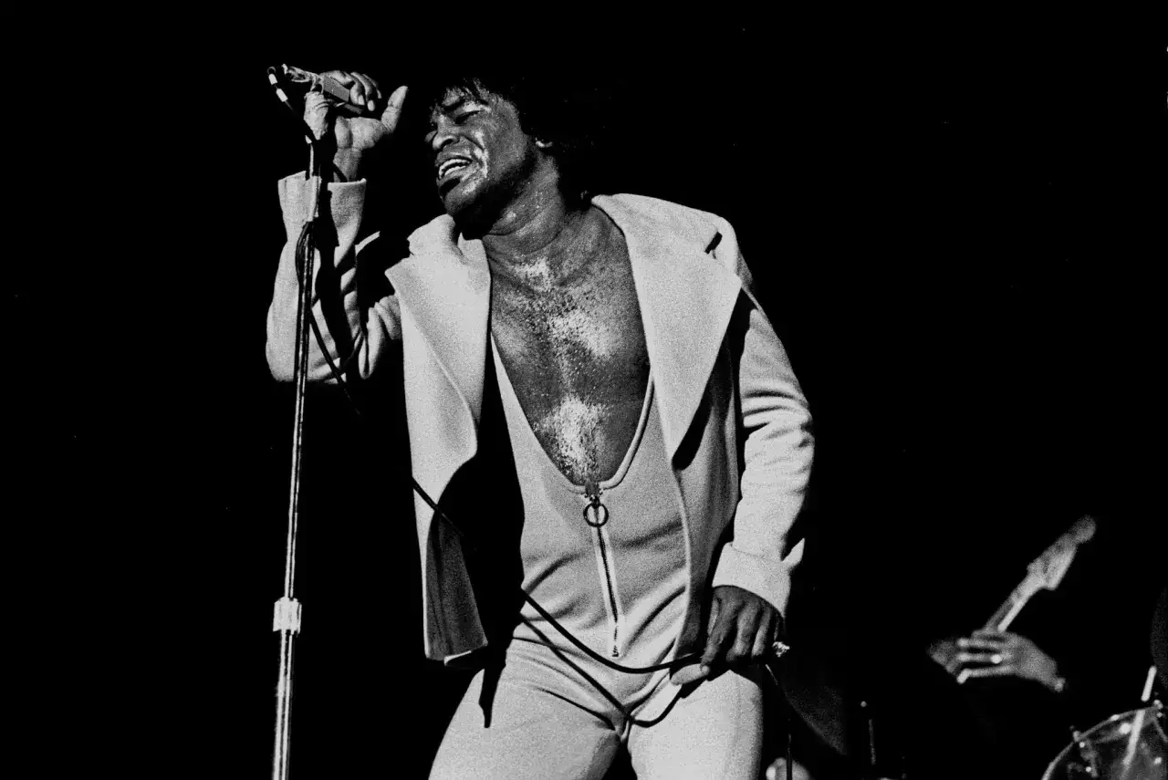 James Brown, der Godfather of Soul, singt mit voller Leidenschaft. Seine Musikrichtung, Funk, ist voller Energie.
