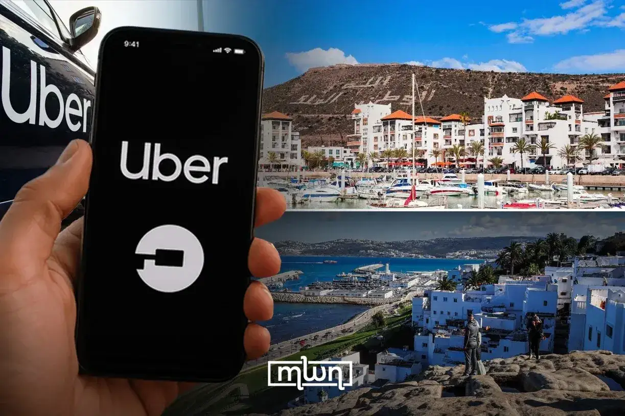 Uber-App auf dem Handy, bereit für eine Fahrt durch Marokko. Im Hintergrund malerische Häfen und weiße Städte.