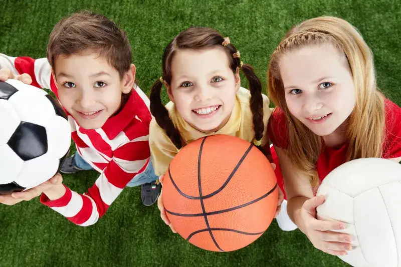 dzieci uprawiające różne sporty grupowe i indywidualne