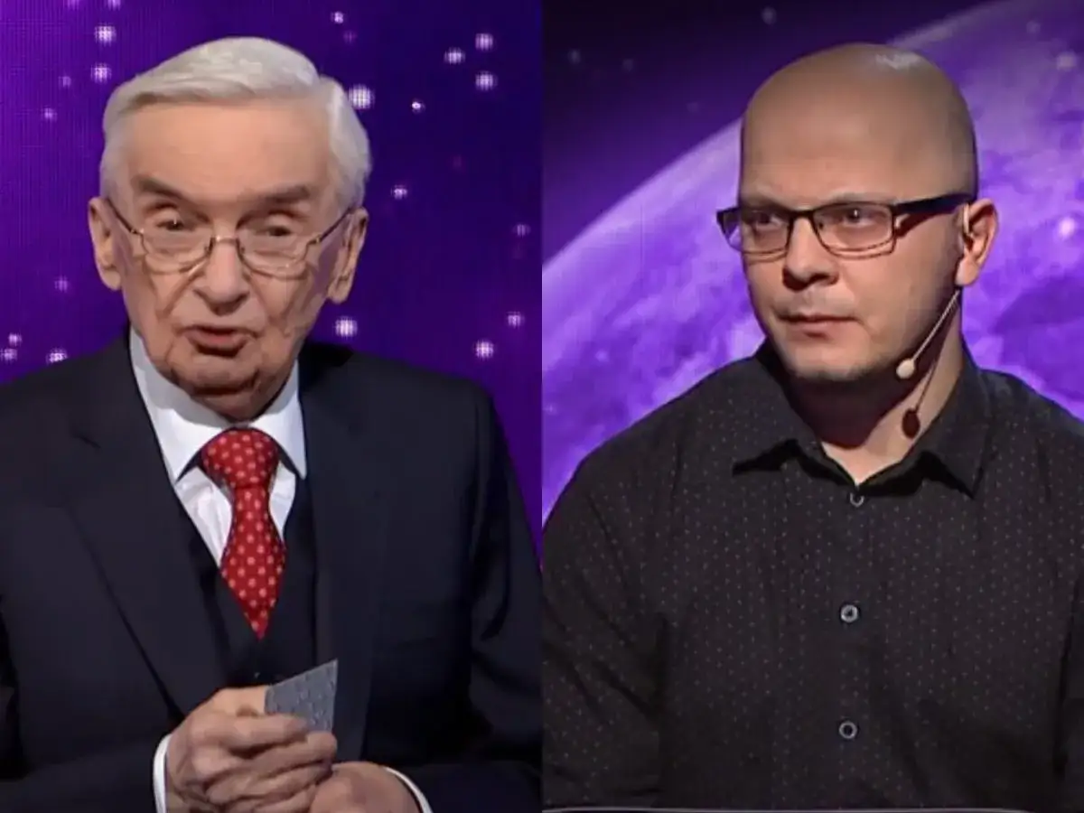 Dwóch mężczyzn na tle fioletowej sceny. Starszy pan w garniturze i krawacie, młodszy łysy w okularach. Czy to oni wiedzą, dlaczego najlepsi gracze w historii programu nagle przestali w nim występować?