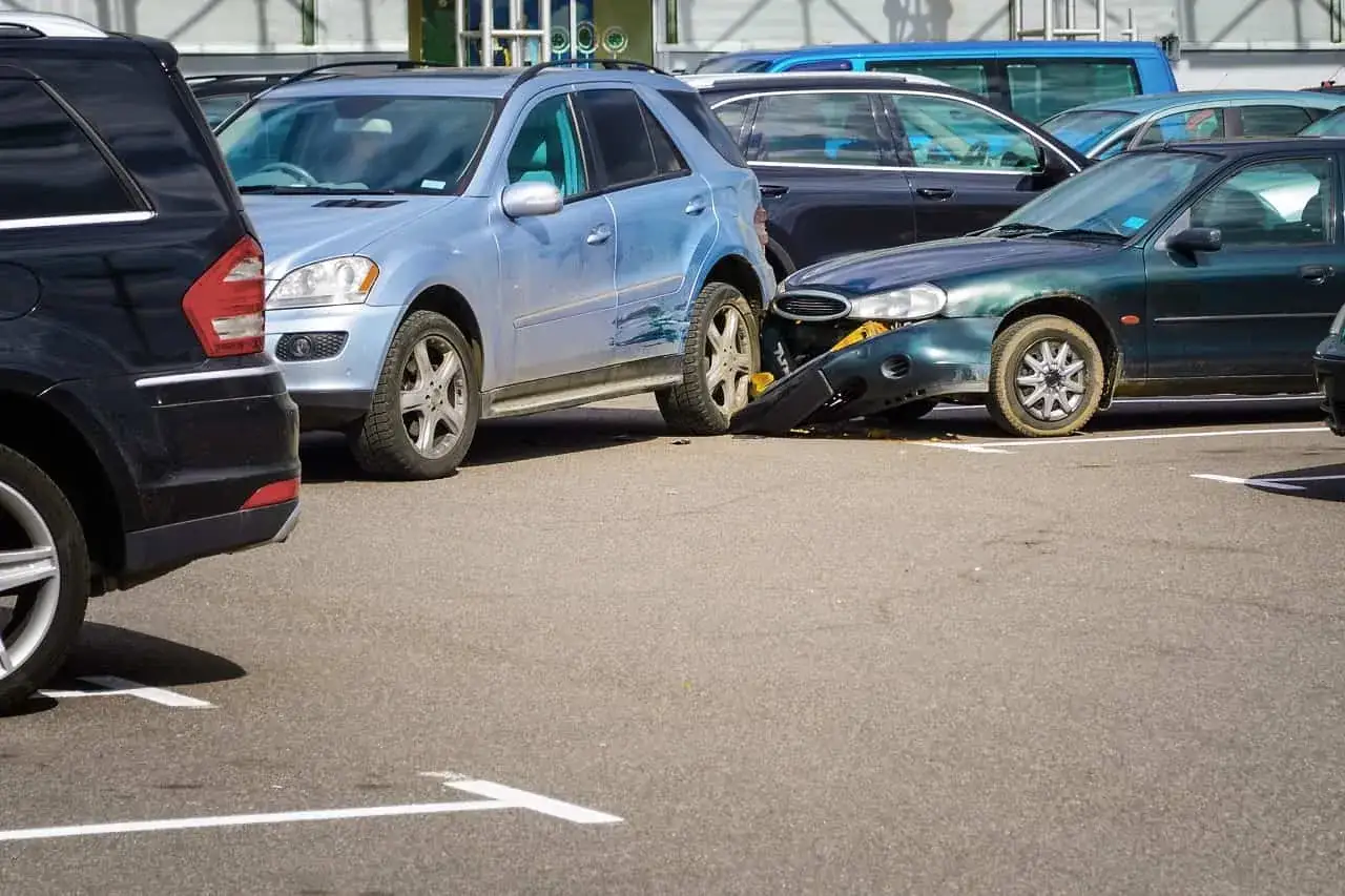 Uszkodzone samochody na parkingu po kolizji. Czy to wypadek, kt&oacute;ry kwalifikuje się do OC?