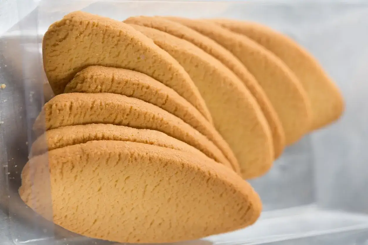Biscotti dorati, fragranti e dalla forma allungata, un classico tra i dolci tipici di Pavia, pronti per essere gustati.