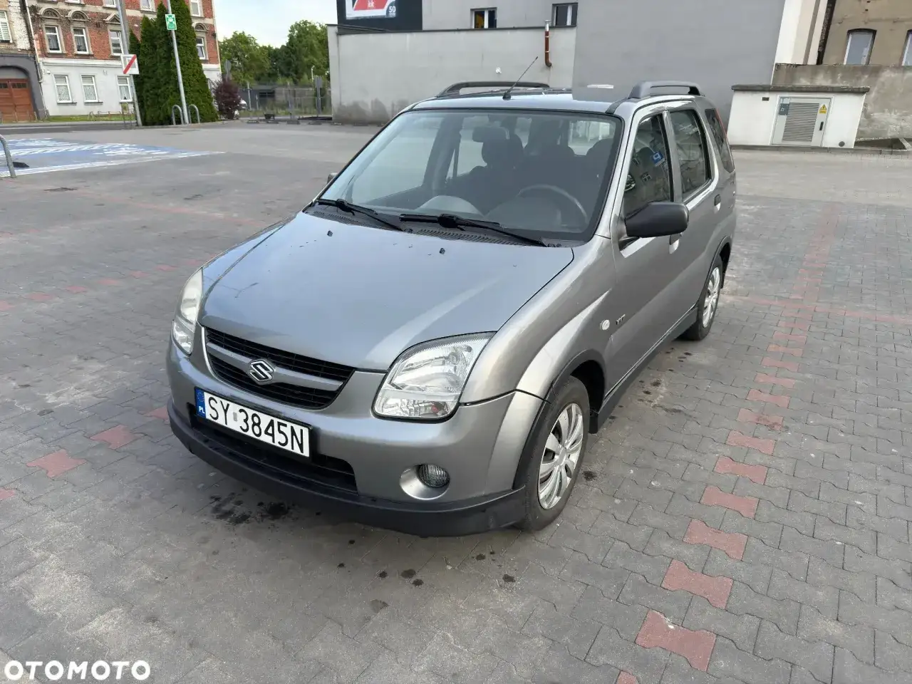 Szary Suzuki Ignis na parkingu, gotowy do drogi.
