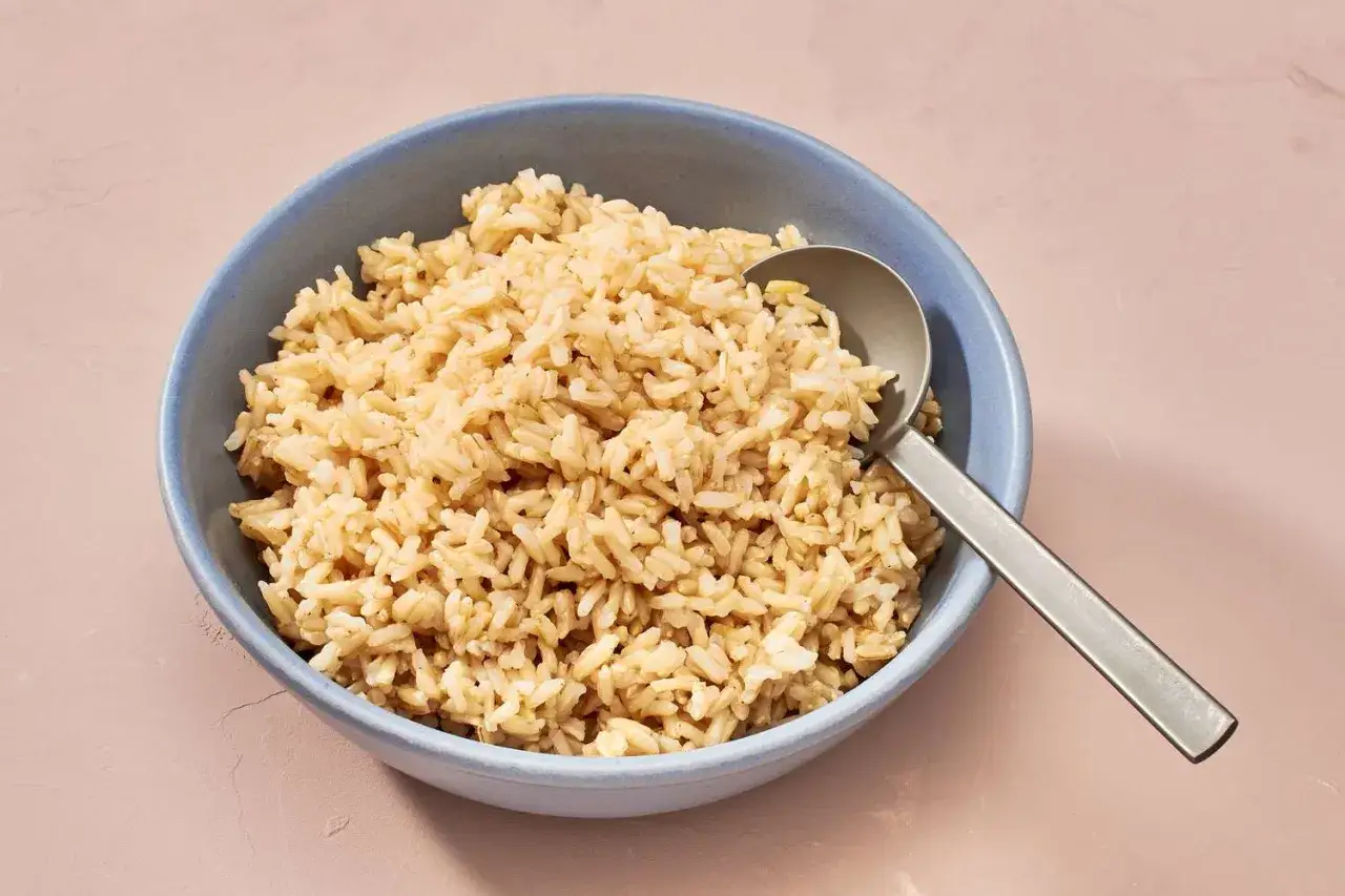 Miseczka pełna ryżu brązowego, idealna do zdrowego posiłku. Sprawdź, ile ma ryż brązowy kcal!
