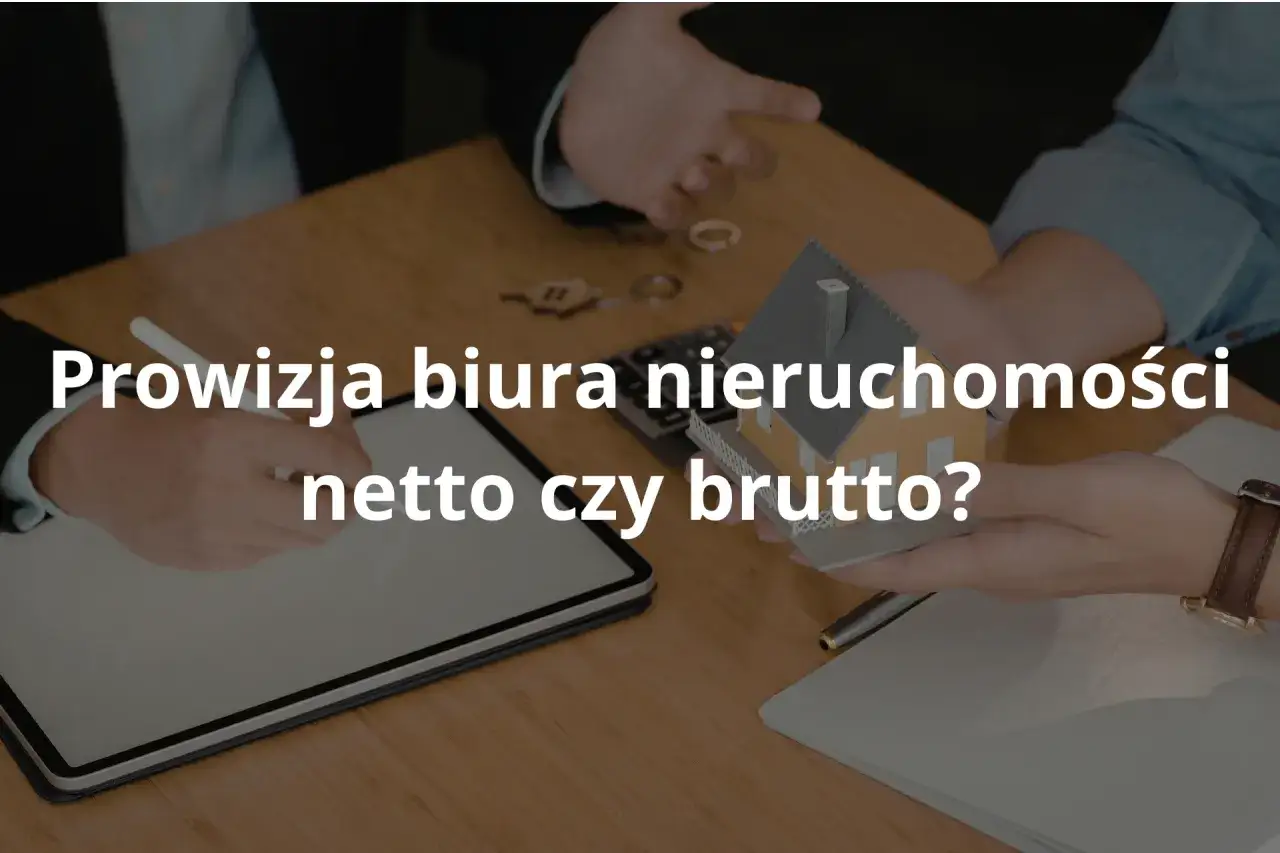 Dwie osoby omawiają prowizję biura nieruchomości, trzymając model domu i tablet.