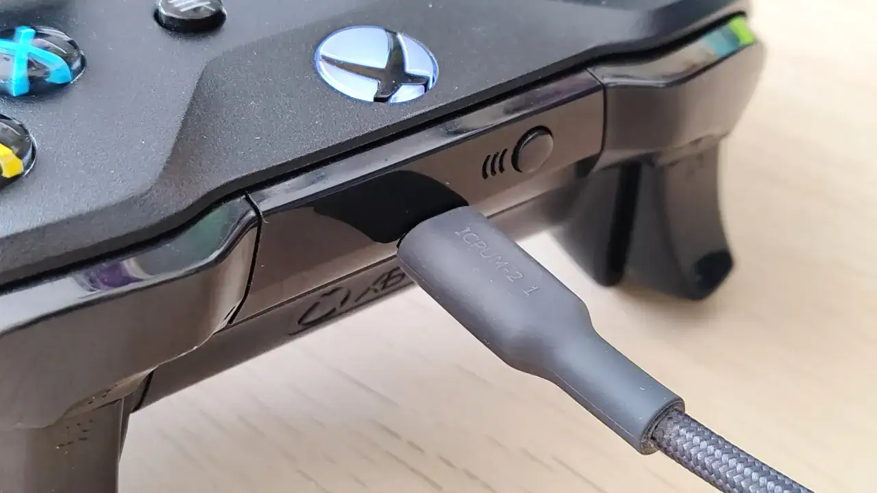 Podłączanie pada Xbox do PC jest proste. Kabel USB jest wkładany do kontrolera, gotowy do gry.