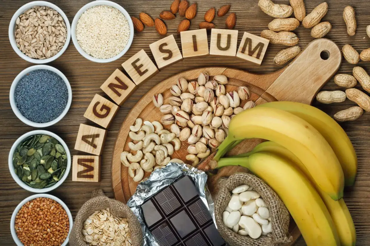 Magnesium-reiche Lebensmittel wie Nüsse, Samen, Bananen und dunkle Schokolade. Die Wirkung von Magnesium ist vielfältig.