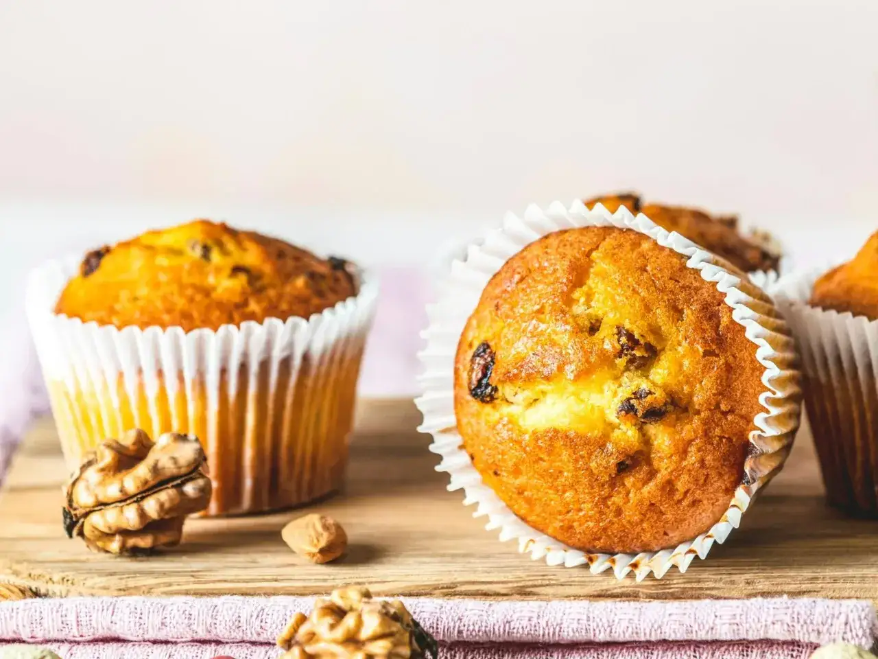 Pyszne muffinki dla dzieci z rodzynkami i orzechami, idealne na drugie śniadanie.