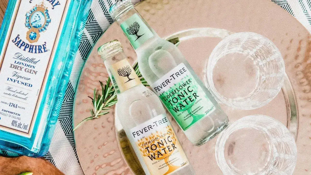 Flaschen Gin und Tonic Water, perfekt f&uuml;r einen Drink. Weniger gin tonic kalorien mit diesen erfrischenden Zutaten.