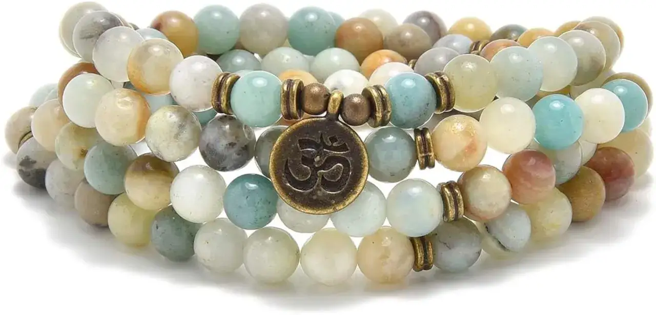 Japa mala de 45 cuentas con dije Om. Cada cuenta, con su significado único, te guía en tu meditación.