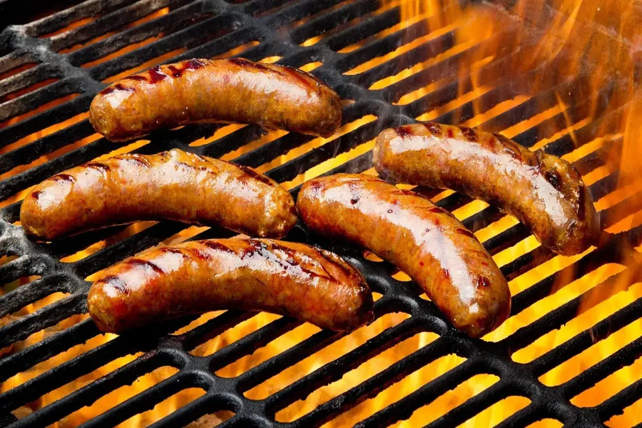 Fem saftiga korvar som grillas &ouml;ver &ouml;ppen eld. Perfekt f&ouml;r en sommardag n&auml;r man vill grilla korv.