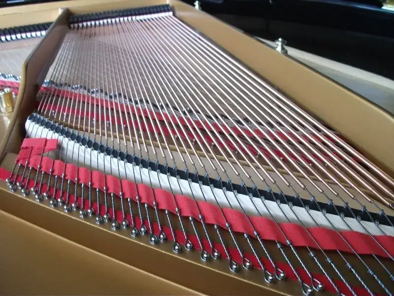struny fortepianowe basowe wiolinowe porównanie