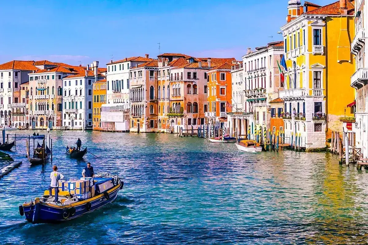 Navigare sul Canal Grande, un'esperienza indimenticabile per chi decide di visitar Venezia. Palazzi colorati e gondole ti aspettano.