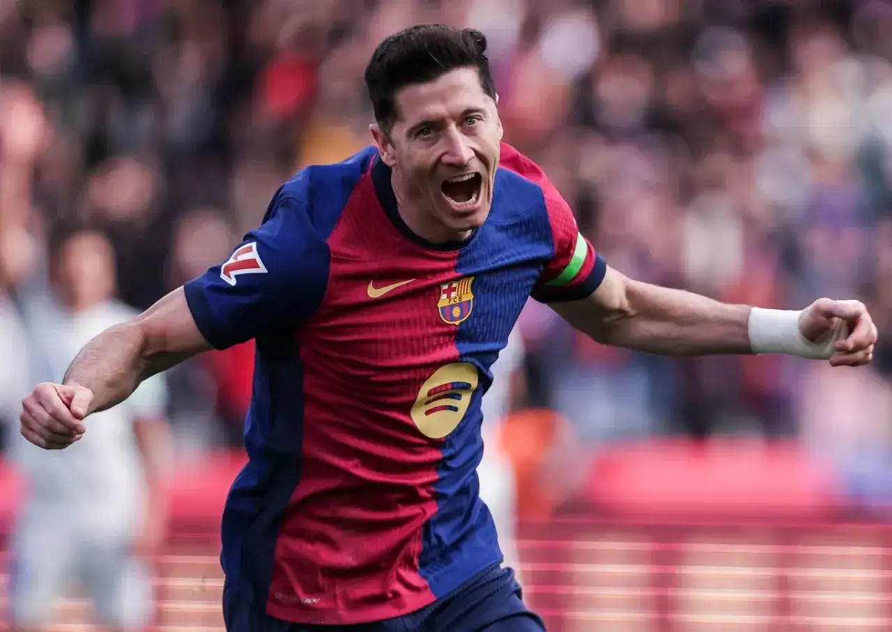 Robert Lewandowski świętuje bramkę, pokazując radość po klasycznym hattricku.