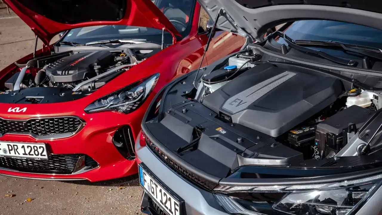 Dos autos Kia con capotas abiertas. Uno rojo muestra el potente motor Kia Stinger, el otro plateado revela un sistema EV.