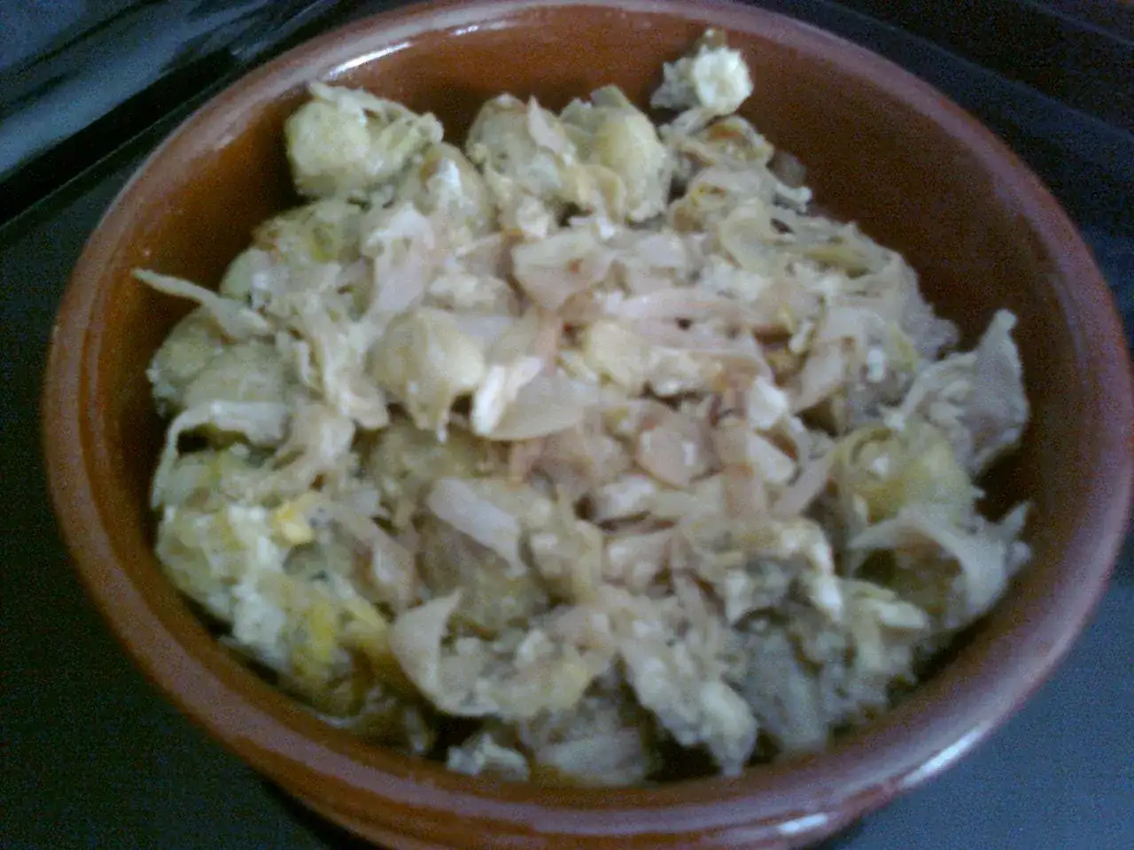 Cazuelitas de aperitivo con trozos de alcachofa y cebolla pochada, listas para disfrutar.