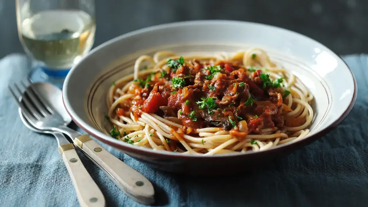 Pyszne spaghetti bolognese, idealne na obiad. Zastanawiasz się nad spaghetti bolognese kcal? Ta porcja wygląda apetycznie!